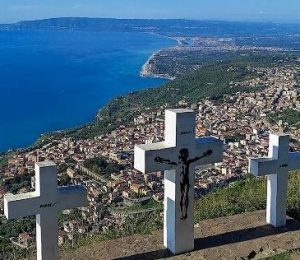 “Il Bambino Crocifisso sul Monte Sant’Elia: Arte o Vandalismo?”